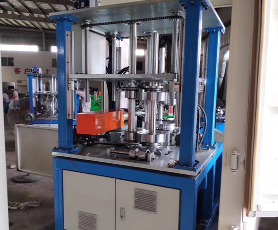 Máquina curvadora de techos con vigas verticales